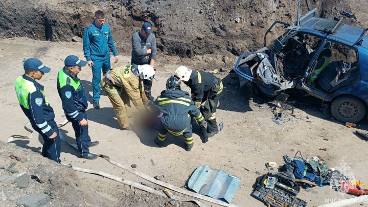 Из перевернувшейся машины вырезали безжизненные тела: в жестоком ДТП в ЛНР погибли двое