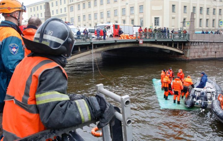 В Санкт-Петербурге пассажирский автобус упал с моста в реку: есть погибшие