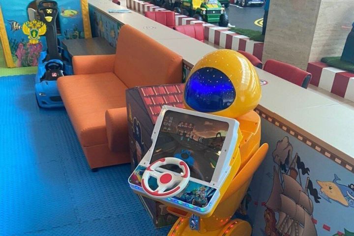 В московском ТЦ на двухлетнего ребёнка упал игровой аппарат