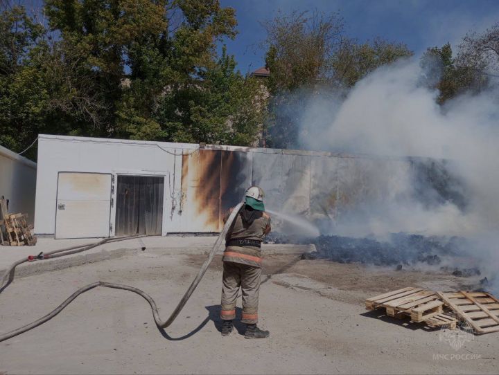 В Луганске горел колбасный цех и куча мусора