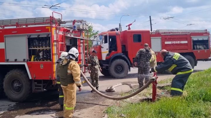 Погибли трое, пострадали четыре человека, МЧС ликвидирует масштабный пожар: последствия обстрела Краснодона 13 мая