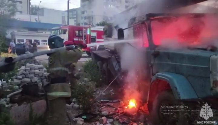 Загорелся брошенный автокран: в Луганске ликвидировали пожар у многоэтажки