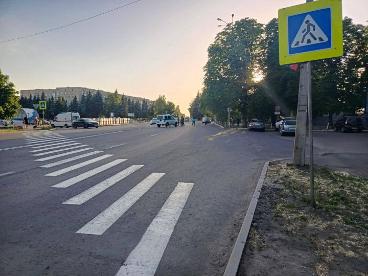 Переходила дорогу в неположенном месте и оказалась под колёсами: в ЛНР сбили 14-летнюю девочку