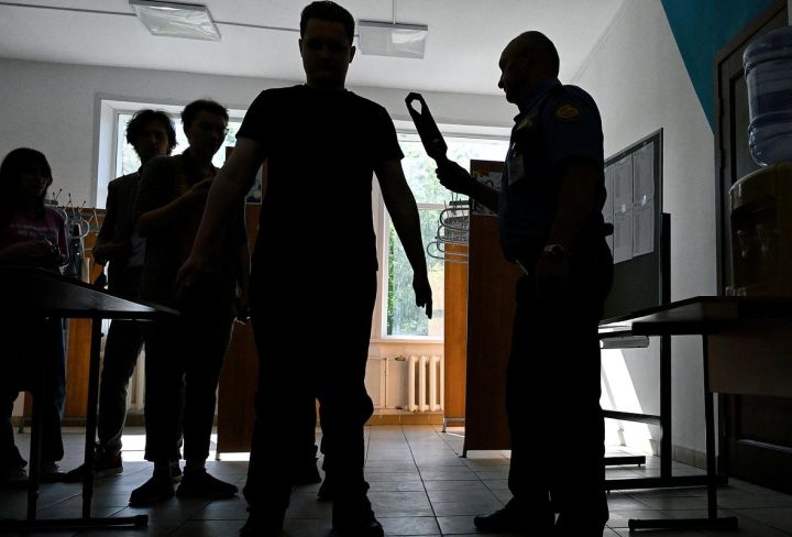 «Заставляли снимать лифчики и даже трусики»: воронежским школьницам устроили жёсткий досмотр перед ЕГЭ