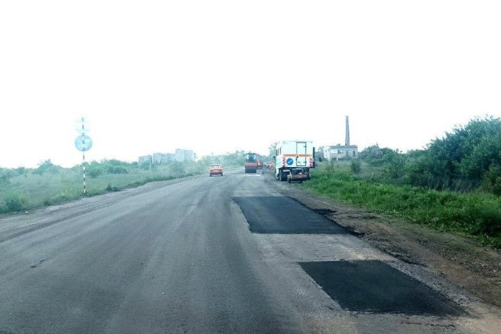 В ЛНР на трассе, ведущей к одному из АПП, начался ямочный ремонт асфальта