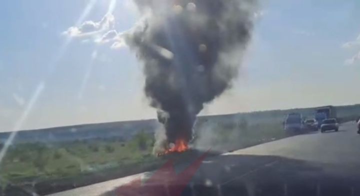 Страшная авария произошла на трассе Луганск-Краснодон: авто объято пламенем