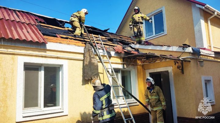 Семья едва не лишилась жилья: в Луганске утром горел дом