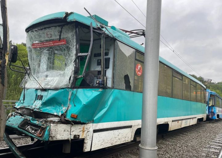 Два трамвая столкнулись в одном из городов РФ: люди выпадали под колёса автомобилей