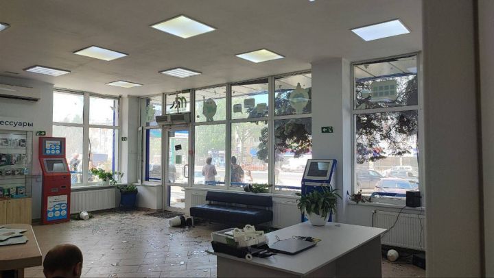 Более десяти многоэтажек в Луганске пострадали в результате обстрела ВСУ: мирные жители находятся под завалами