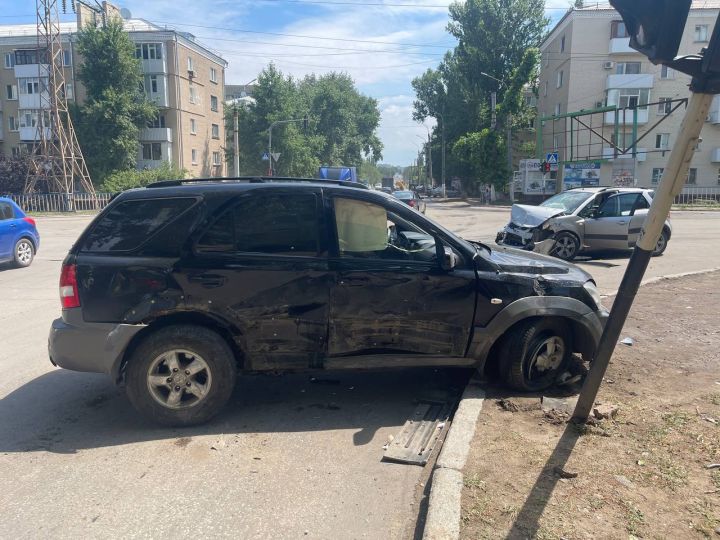 Три авто жёстко столкнулись в Луганске: четыре человека оказались в больнице