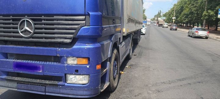 Пешеход в Краснодоне попал под колёса грузовика, переходя дорогу в неположенном месте