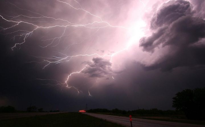 Дождь с грозой и град ожидаются в ЛНР 16 июня