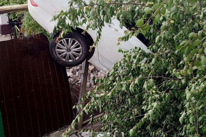Вылетел с дороги и упал на забор домов: в Луганске произошло уникальное ДТП