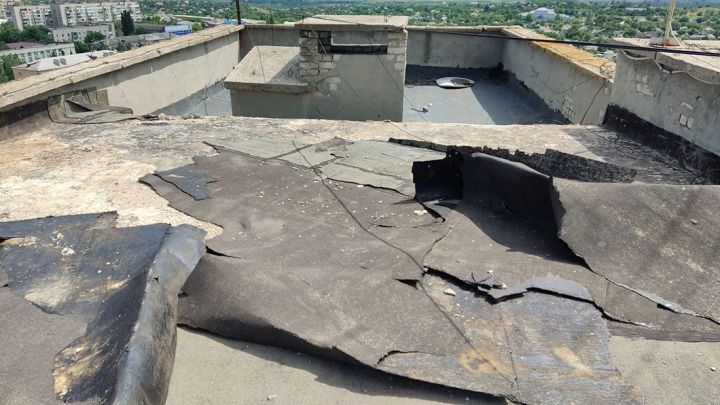 Ливень идет прямо в квартире, или как дома в Краснодоне топит после ремонта крыши коммунальщиками