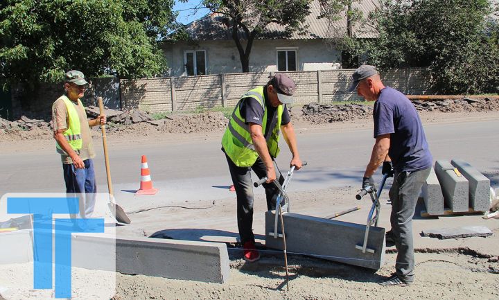 На улице Гагарина в Свердловске появляются бордюры