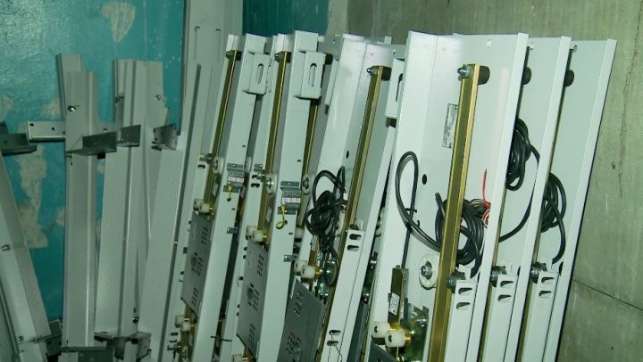 В Микроцентре в Краснодоне начали установку новых лифтов