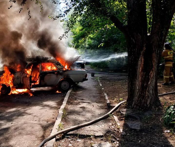 В Луганске ранним утром возле жилых домов сгорел автомобиль