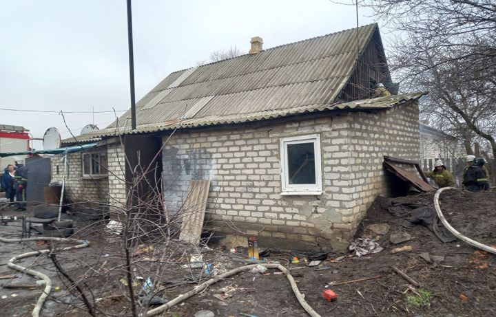 Спасателям удалось отбить у огня жилой дом в Свердловске