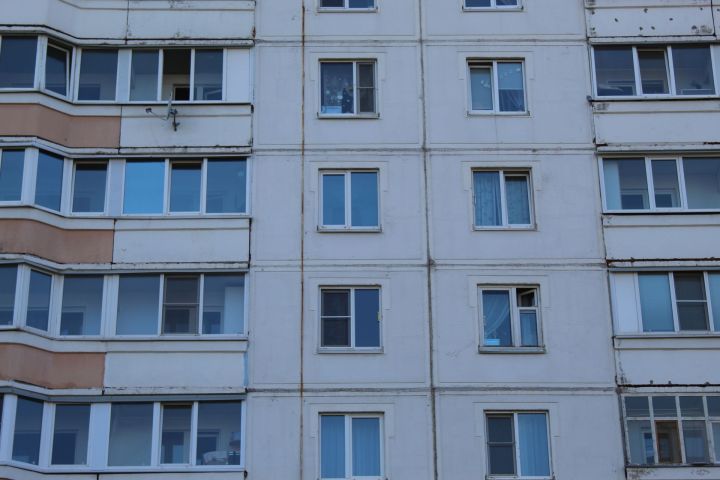 Школьник из России выпал из окна и разбился насмерть во время выпускного