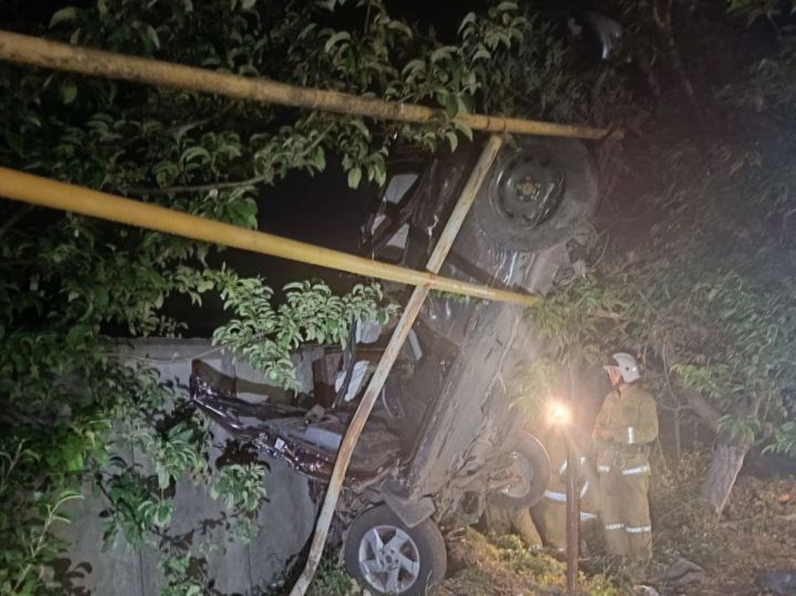 Людей доставали из машины, превратившейся в груду металла: в Луганске произошло серьёзное ДТП