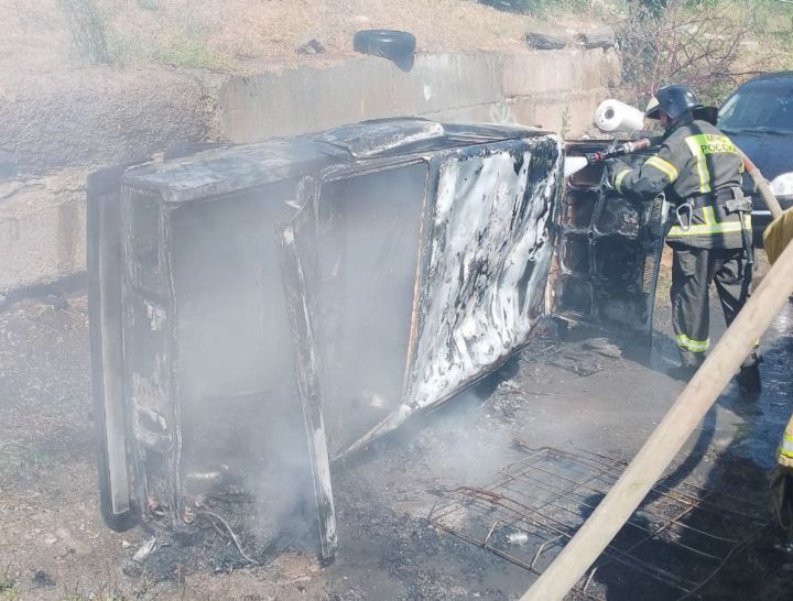 Луганский водитель случайно сжёг свою машину: мужчина сдавал назад, упал в овраг и авто загорелось