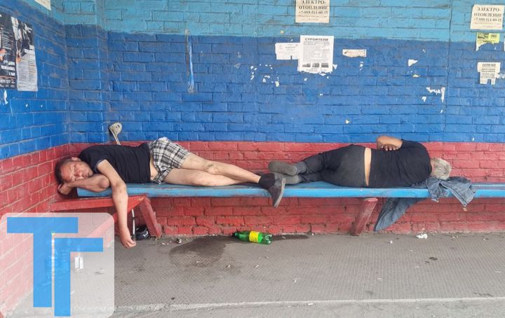 Куда идти пассажирам? Как остановка транспорта в Свердловске превратилась в «бар-отель» для выпивох