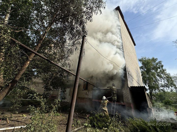 В ЛНР пожарные спасли женщину из дома, который загорелся после обстрела ВСУ