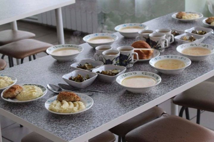 Старшеклассники в ЛНР с 1 сентября смогут покупать еду в школьных столовых