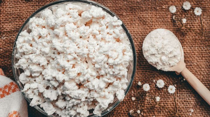 «Пичкают» ею колбасу, сосиски и даже творог: в российских продуктах нашли опасную неизученную добавку