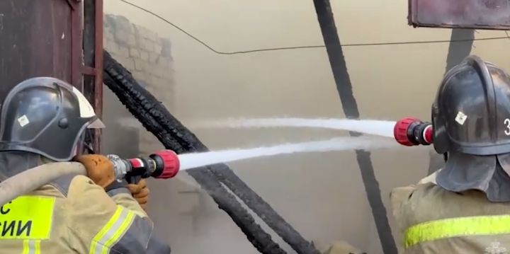 Масштабный пожар возник в Луганске: горит частный склад с горючими материалами