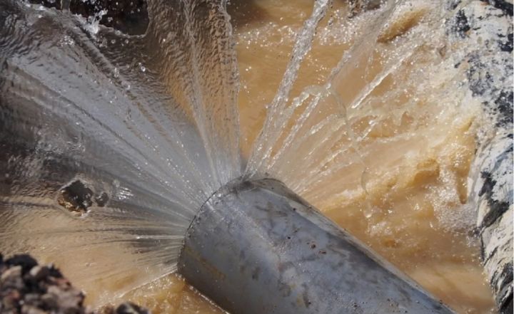 Не опять, а снова: свердловчане могут не ждать воду до 17 июля из-за повторного порыва на водоводе