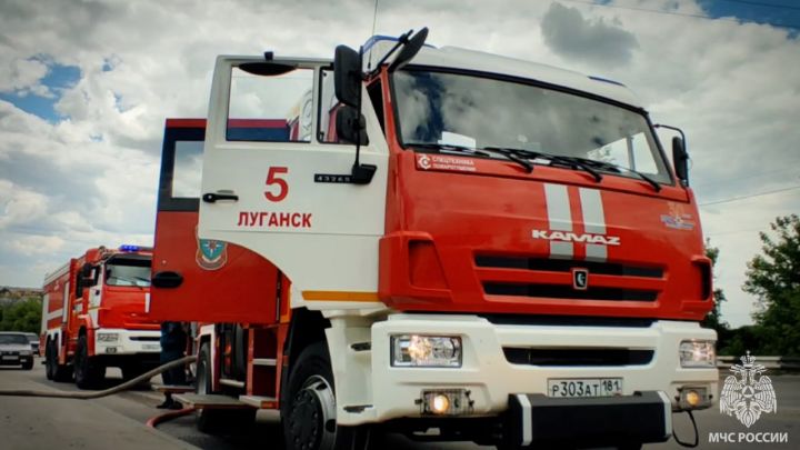 В Луганске горела многоэтажка: из горящего здания эвакуировали более 20 человек, среди них – дети