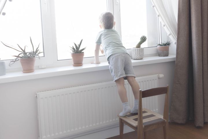 В Москве 4-летний мальчик прыгал на диване и случайно выпал из окна: мама прыгнула за ним