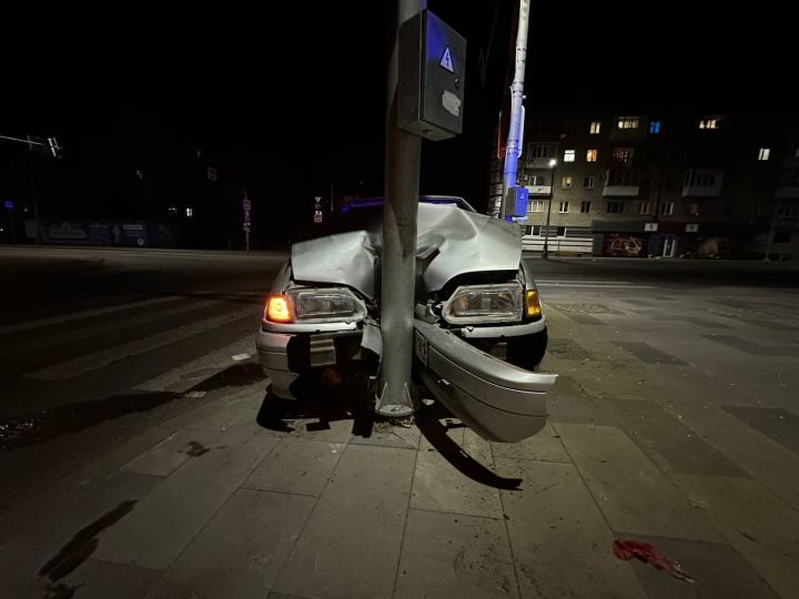 В Луганске 22-летний пьяный бесправник врезался в светофор: он и пассажир авто в больнице