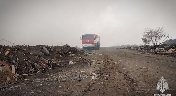 Весь город окутал дым: в ЛНР спасатели тушили масштабное горение полигона с мусором