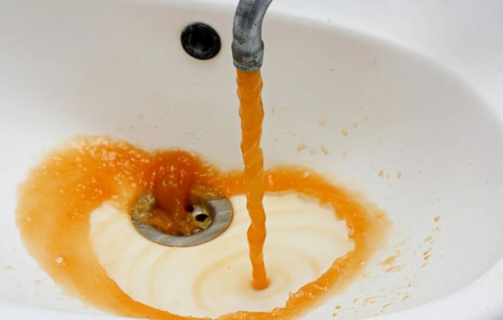 Жителям ЛНР рассказали, почему у них из кранов идёт оранжевая вода. И дело не только в ремонтах