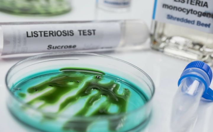 В мире зафиксировали вспышку смертельного заболевания: инфекция прячется еде и напитках