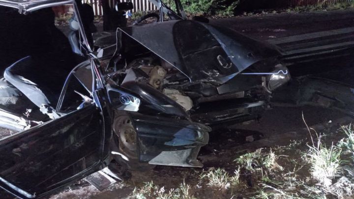 Авто всмятку: в результате ДТП свердловчанина доставали из машины сотрудники МЧС