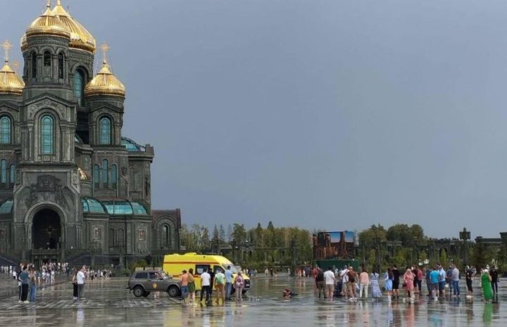 В Подмосковье в парке молния ударила в группу туристов: есть погибшие и пострадавшие