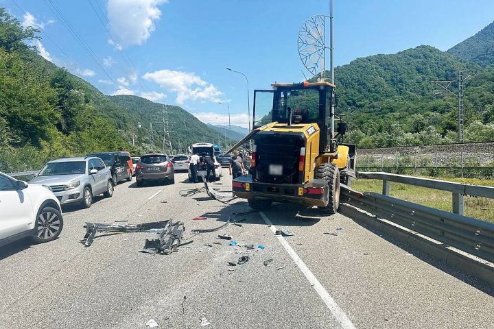 В Сочи автобус с туристами столкнулся с трактором: погиб ребёнок