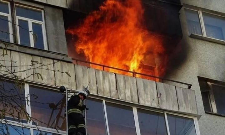 В Луганске горел балкон квартиры в многоэтажке