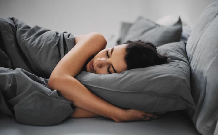 Улучшает работу мозга и снижает риск развития Альцгеймера. Какая поза для сна самая лучшая?