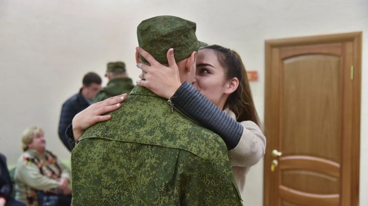 Присвоила почти 3 млн рублей, чтобы потратить их с любовником: в ЛНР обокрали участника СВО