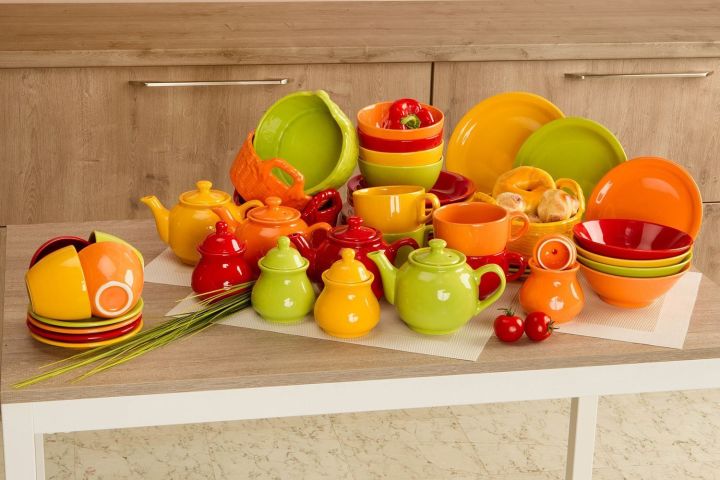 Врач рассказал, как не переедать при помощи цвета посуды и столовых приборов