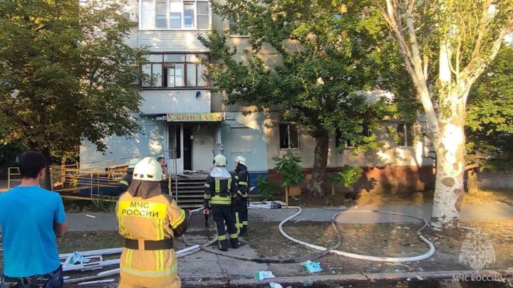 В одном из городов ЛНР на пожаре спасли четырёх человек