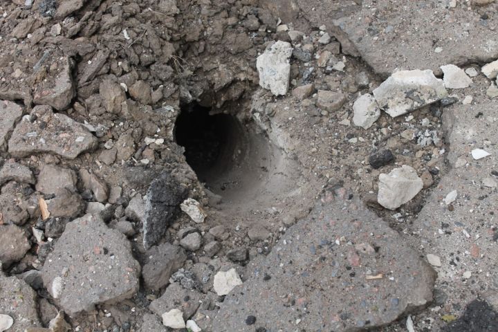 ВСУ нанесли удар по больнице в ЛНР: ранен медработник, повреждены две скорые