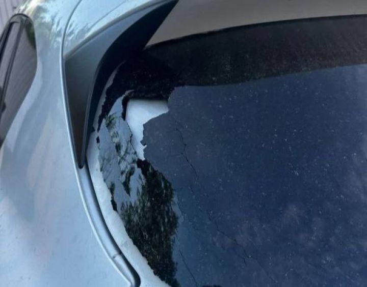 В Свердловске неизвестные обстреляли автомобиль под подъездом многоэтажки