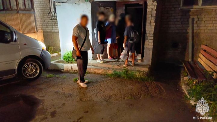 В ночь на 11 августа в одном из городов ЛНР загорелся подъезд многоэтажки