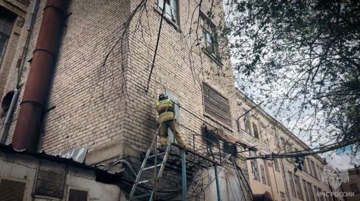 В центре Луганска спасатели потушили пожар на территории супермаркета