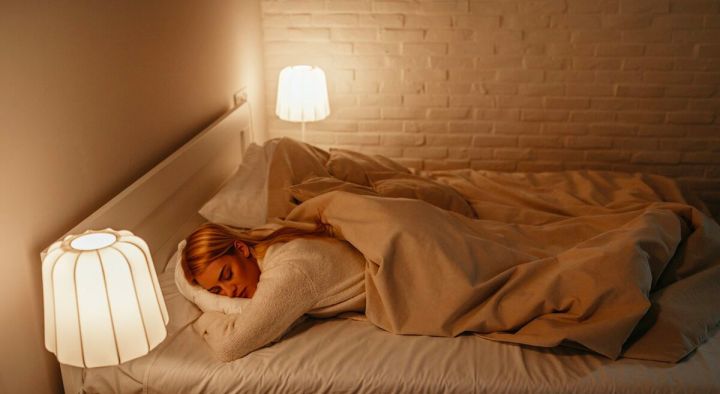 Врач рассказала, чем грозит сон с включенным светом и телевизором